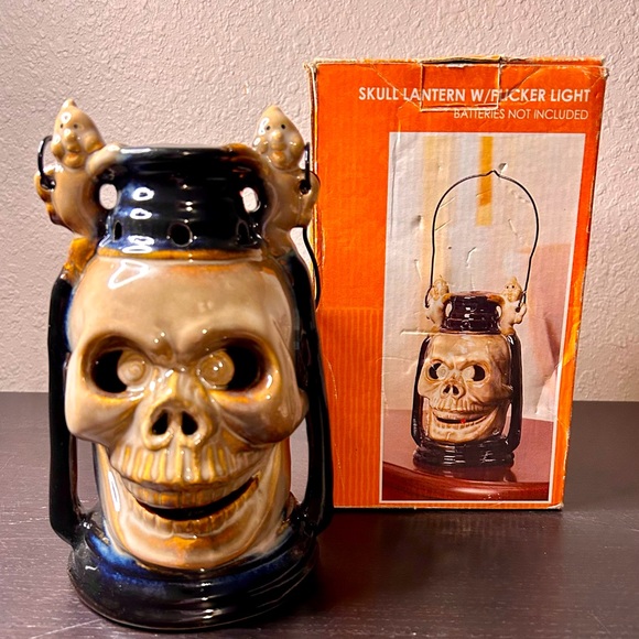 Kirkland Skull light up lantern - Picture 1 of 9